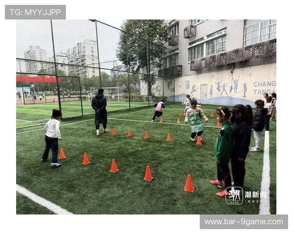 《小学生足球卡片对决大赛球星卡收集与竞技乐趣》