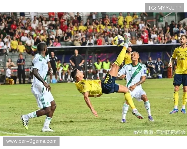 当足球巨星绽放笑容时那一刻点亮了赛场与球迷心灵