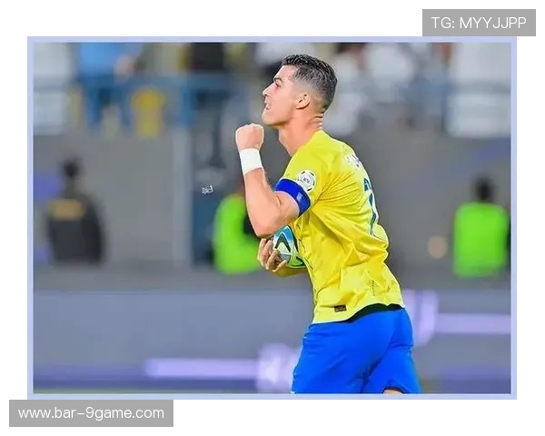 足球明星黑照爆笑表情包曝光 球场外的另类萌态引发热议